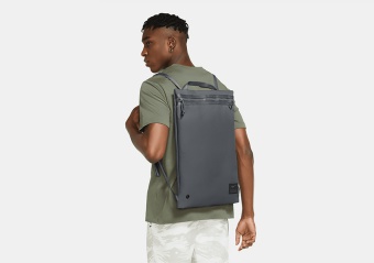 NIKE UTILITY TRAINING GYM SACK (17L) 	SMOKE GREY