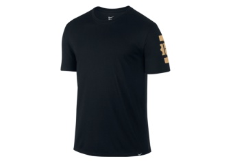 NIKE LEBRON 23 PLACEMENT TEE BLACK/METALLIC GOLD